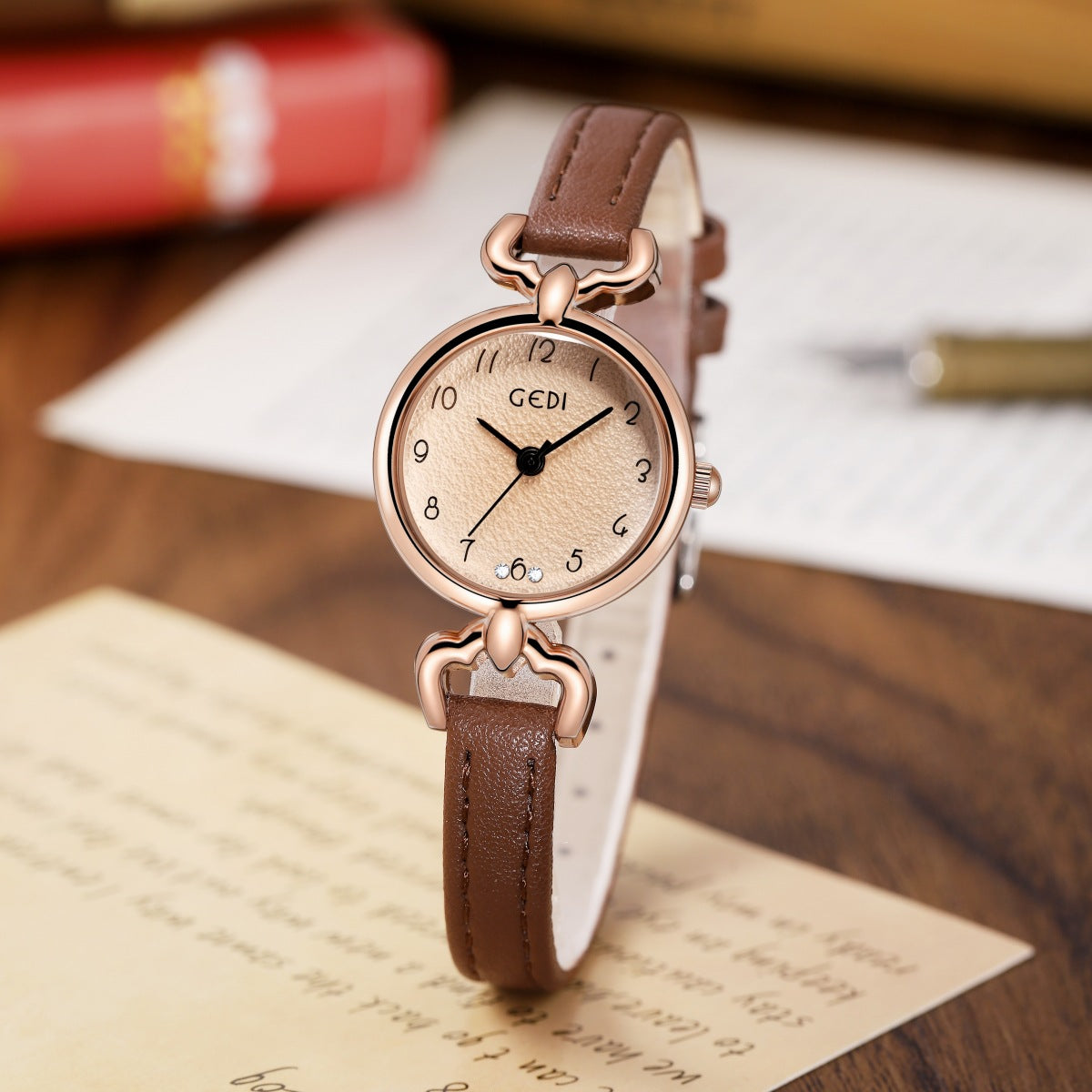 Montre fine or rose, bracelet cuir