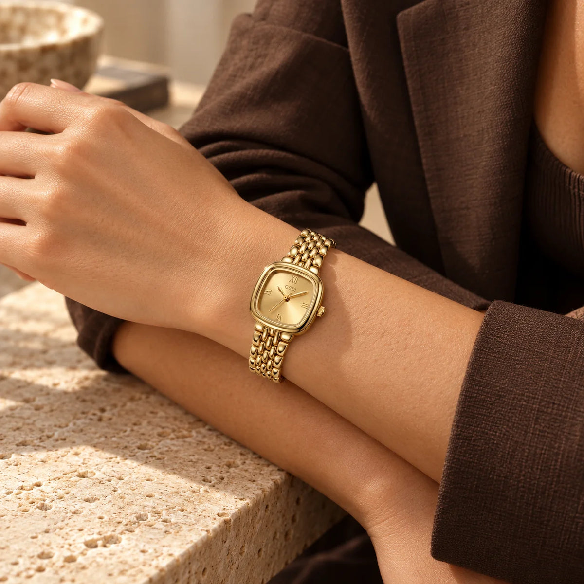 Montre coussin dorée, bracelet-chaîne